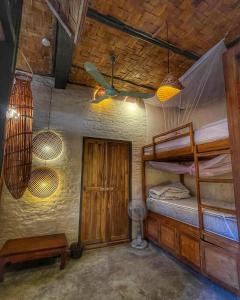 琅勃拉邦莎莎劳酒店的带两张双层床和两盏灯的房间