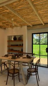 塔里哈La Casa de la Huerta的用餐室配有大型木桌和椅子