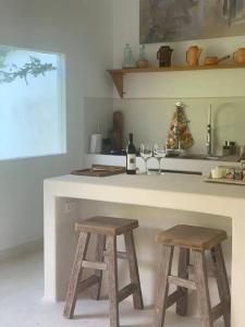塔里哈La Casa de la Huerta的厨房配有带2张木凳的台面