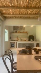 塔里哈La Casa de la Huerta的一间带桌椅的用餐室和一间厨房