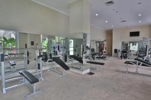 日惹Riss Hotel Malioboro的一间健身房,里面配有数台跑步机和机器
