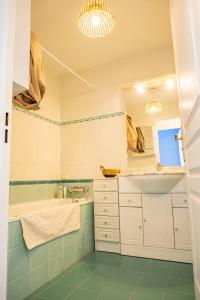 马赛Côté mer的带浴缸、水槽和镜子的浴室