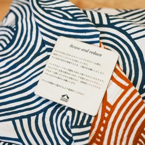 古川町SATOYAMA STAY Nino-Machi的白色和蓝色条纹的领带,上面有注释