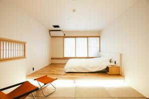 古川町SATOYAMA STAY Nino-Machi的卧室铺有木地板,配有一张床