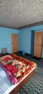 列城Nakpo Homestay的一间卧室配有一张床和被子