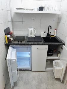 布尔奇科Stan na dan Brcko centar grada的一间带水槽和冰箱的小厨房