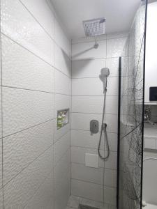 布尔奇科Stan na dan Brcko centar grada的浴室里设有玻璃门淋浴