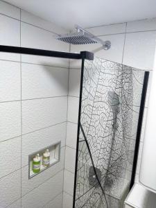 布尔奇科Stan na dan Brcko centar grada的浴室里设有玻璃门淋浴