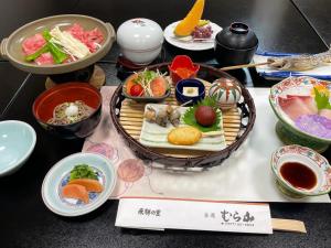 高山村山日式旅馆的餐桌上放有盘子和碗的食物