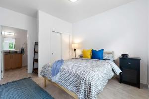 Garden CitySurf Park Place的一间卧室配有蓝色和黄色枕头的床