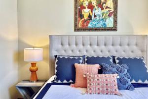 博伊西River Retreat的一间卧室配有一张带蓝色和粉红色枕头的床