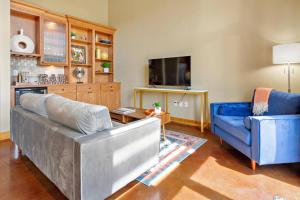 博伊西River Retreat的带沙发和蓝椅的客厅