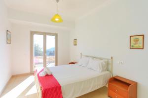 卡拉米Villa Kalamia的卧室配有白色的床和窗户。