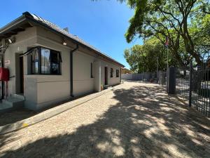 约翰内斯堡Ecomotel Louis Botha的建筑物旁有砖砌车道的房子