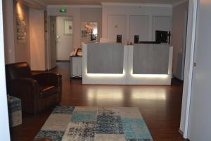 蒙彼利埃尤丽斯蒙特比尔中心酒店的客厅配有沙发和桌椅