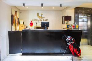 穆罕默迪耶Hôtel du Golf Mohammedia的带冰箱的房间里大型黑台面