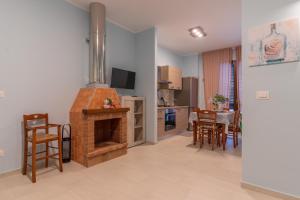 帕埃斯图姆Villa Vimani的厨房以及带砖砌壁炉的客厅。