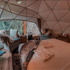 清迈Nelamit เนรมิต的帐篷内的一个床位房间