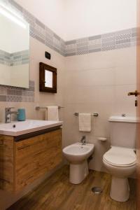 锡拉库扎Appartamenti Vittoria的一间带卫生间和水槽的浴室