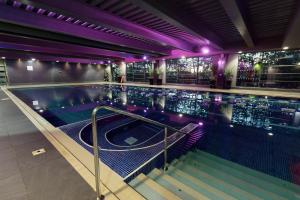 利兹利兹南乡村酒店的一座建筑中一座带紫色灯光的游泳池