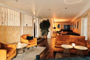 圣赫利尔泽西德诺曼蝶酒店的带沙发和桌子的客厅