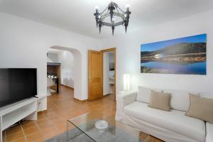 伊维萨镇Villa Simona Ibiza的客厅配有白色沙发和电视