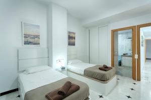 伊维萨镇Villa Simona Ibiza的一间卧室配有两张带毛巾的床