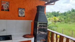 JaguaripeCasa temporada jaguaripe bahia toca do guaiamum的阳台厨房配有砖炉