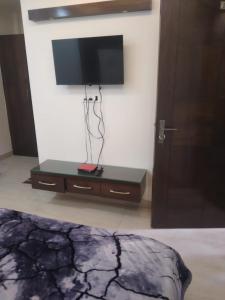 阿格拉Hotel Uday Raj By WB Inn的卧室内的墙上有电视