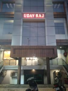 阿格拉Hotel Uday Raj By WB Inn的一座有标志的建筑,上面写着今天的拉沙