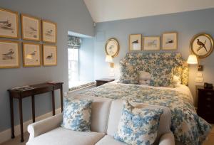 瑟索The Granary Lodge Bed & Breakfast的一间卧室配有一张大床和一张沙发