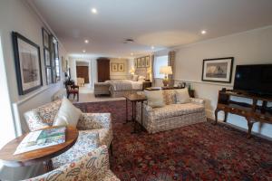 瑟索The Granary Lodge Bed & Breakfast的客厅配有沙发和桌子