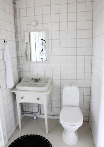 JomalaBrobacka Gästhem的白色的浴室设有水槽和卫生间。