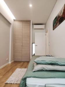 埃斯托利尔Elite House Estoril的一间卧室配有一张床和一个衣柜