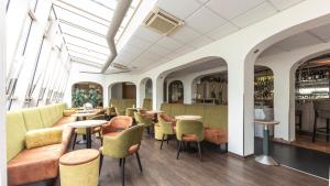 Wüstenrot莱特博格度假酒店的餐厅设有桌椅和窗户。