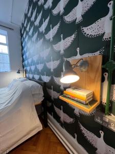 布里斯托The Bristol Wing的一间卧室配有床和一堵白鸟墙