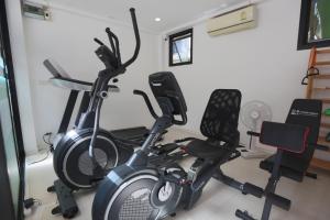 清迈蒙塔酒店的健身房,室内配有两辆健身自行车