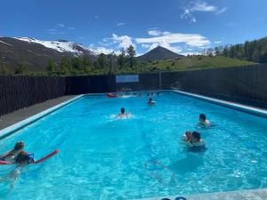 FljotSoti Lodge的一群人在游泳池游泳