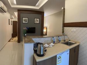 吉赞Delta Hotel Suites的厨房配有水槽和台面