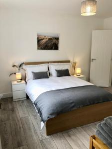 牛津Spacious En-suite Private Double Bedroom的一间卧室配有一张带两盏灯的大型白色床。