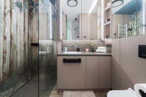 华沙Flisac Apartment by LoftAffair的一间带水槽和淋浴的浴室
