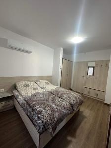 萨帕雷瓦巴尼亚Къща за гости Елит (Guest House Elite)的一间卧室配有一张带图案毯子的床