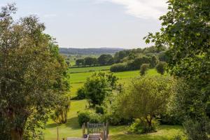 克兰布鲁克Idyllic 2- Bedroom barn with amazing views的林地中间的长凳