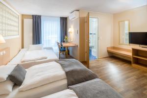 弗莱堡经典酒店的酒店客房设有两张床和电视。