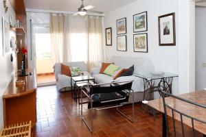 托里代巴拉AT070 Platja的客厅配有沙发和桌子