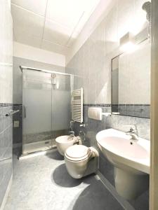 巴里BARI ROOMS Abate Gimma的一间带卫生间和水槽的浴室