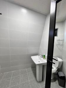 博尔若米Cottage Orcs的浴室配有白色卫生间和盥洗盆。