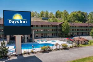 鸽子谷Days Inn By Wyndham Pigeon Forge South的游泳池前的标志