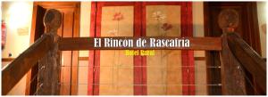 拉斯卡弗里亚El Rincón de Rascafría的木门,上面有标志