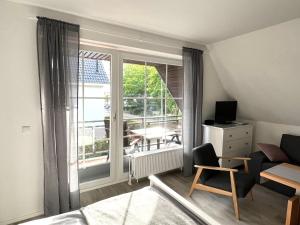 宁多夫Appartementhaus Müller的一间卧室设有大窗户,享有庭院的景色